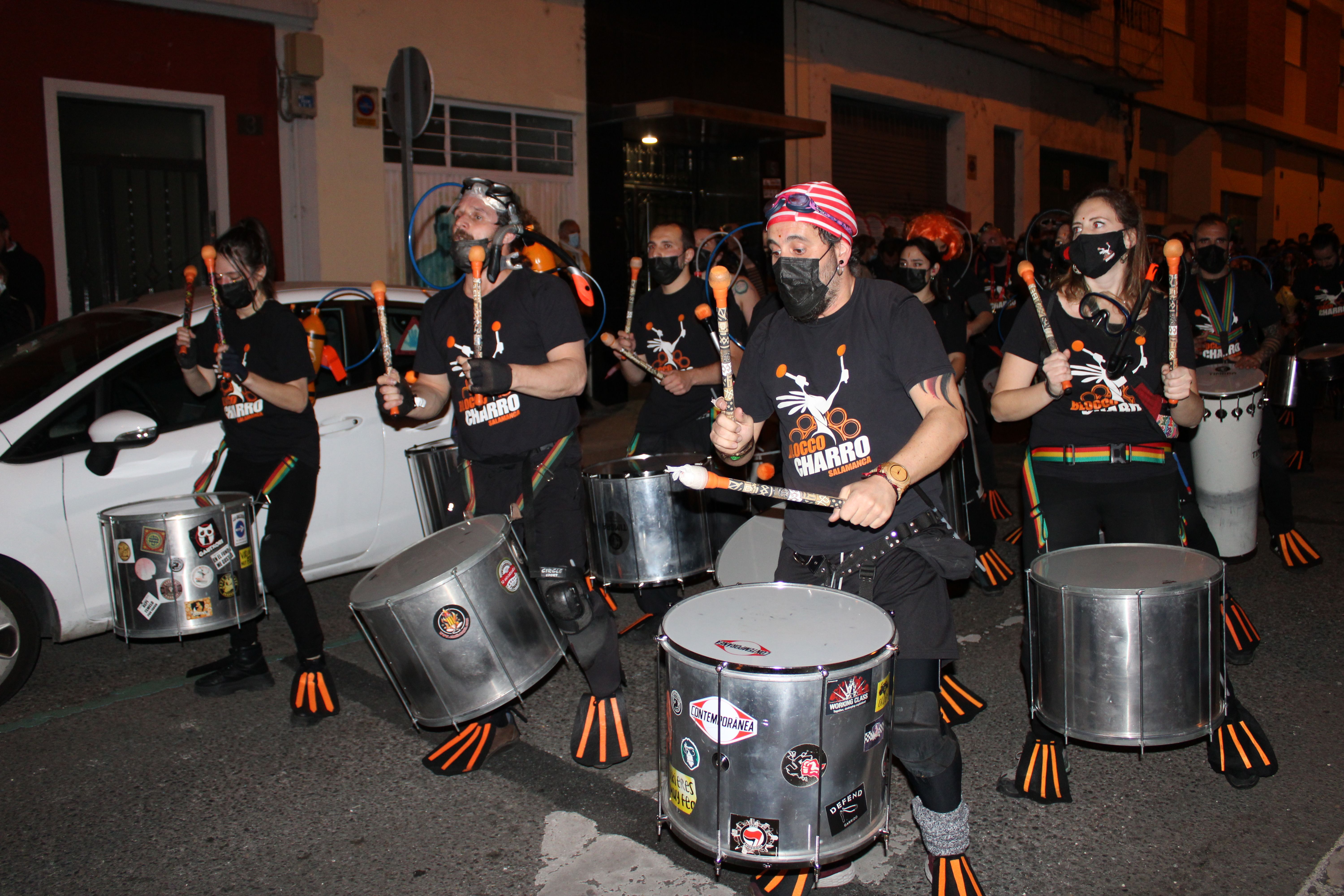 El barrio del Oeste continúa el carnaval a ritmo de charanga y batucada (13)