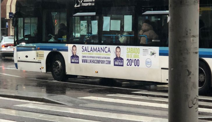 Autobús con la publicidad de Jorge Blass