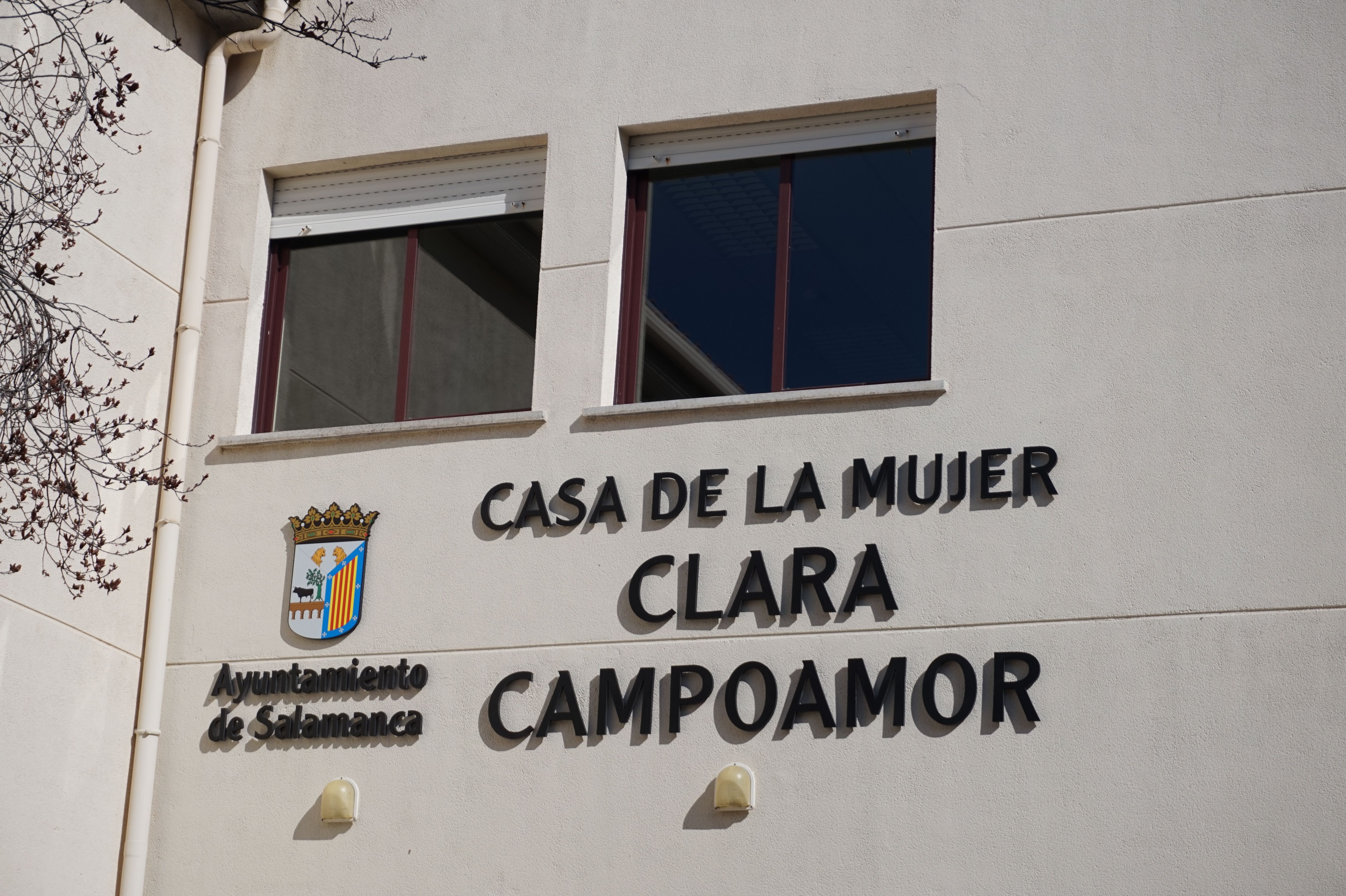 El alcalde inaugura la nueva Casa de la Mujer 'Clara Campoamor'