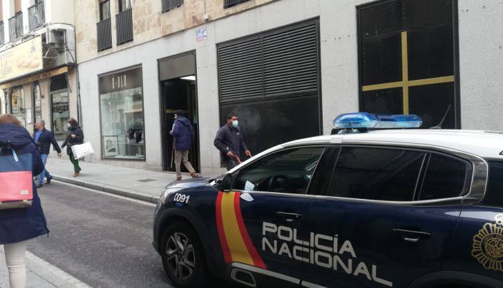 Policía Nacional en calle San Pablo | FOTO SALAMANCA24HORAS.COM