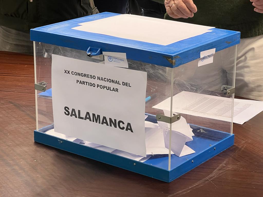  Alfonso Fernández Mañueco vota en la sede del PP de Salamanca de cara al congreso nacional extraordinario de los populares  (3)