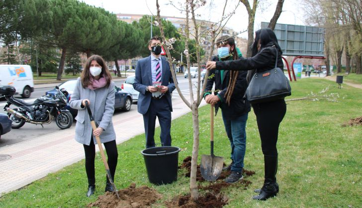 La concejala de Medio Ambiente participa en la plantación de árboles