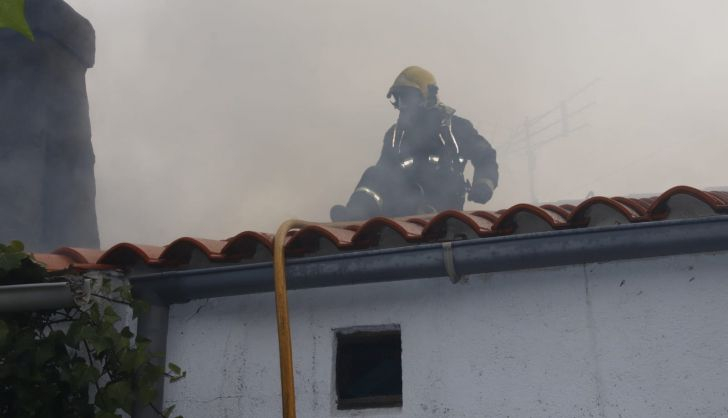 Incendio en una chimenea. Foto de archivo