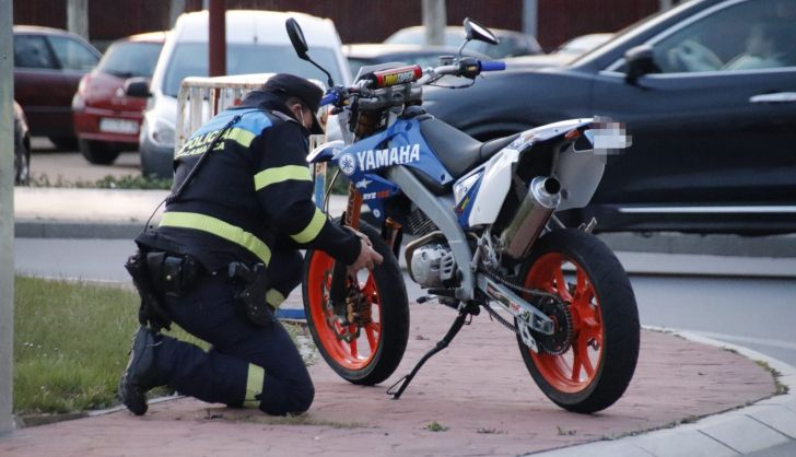 La Policía Local interviene en un accidente entre un turismo y una motocicleta en la rotonda de La Flecha (6)