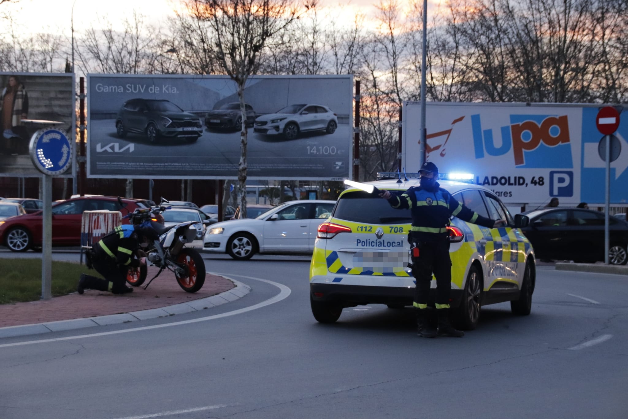 La Policía Local interviene en un accidente entre un turismo y una motocicleta en la rotonda de La Flecha (2)