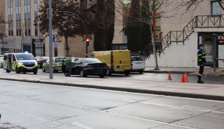 Policía Local interviene en una colisión por alcance entre tres vehículos en la calle Peña de Francia (2)
