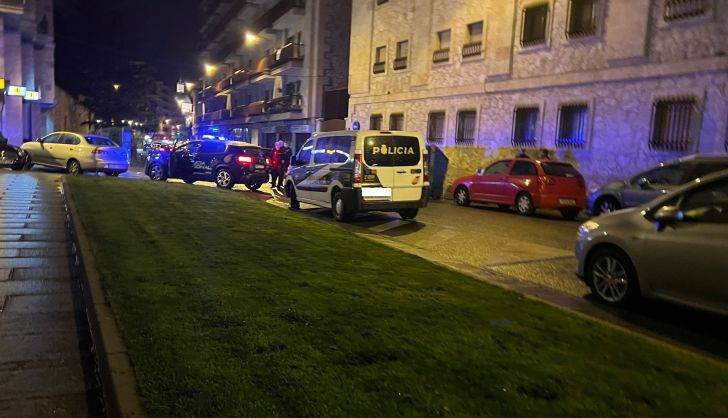 Presencia de la Policía Nacional en la calle Condes de Crespo Rascón durante la noche de este viernes | Salamanca 24 Horas