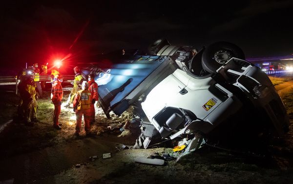 Vuelco de un camión en Fuentes de Oñoro que deja un fallecido. FOTO ICAL