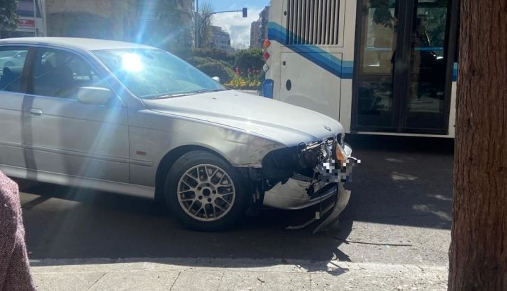Accidente entre un coche y un autobús urbano en la rotonda de Puerta de Zamora (2)