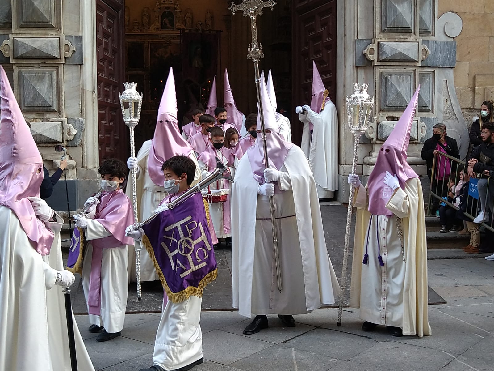 Una recogida Seráfica procesiona por Salamanca sin el paso de Jesús ante Pilatos