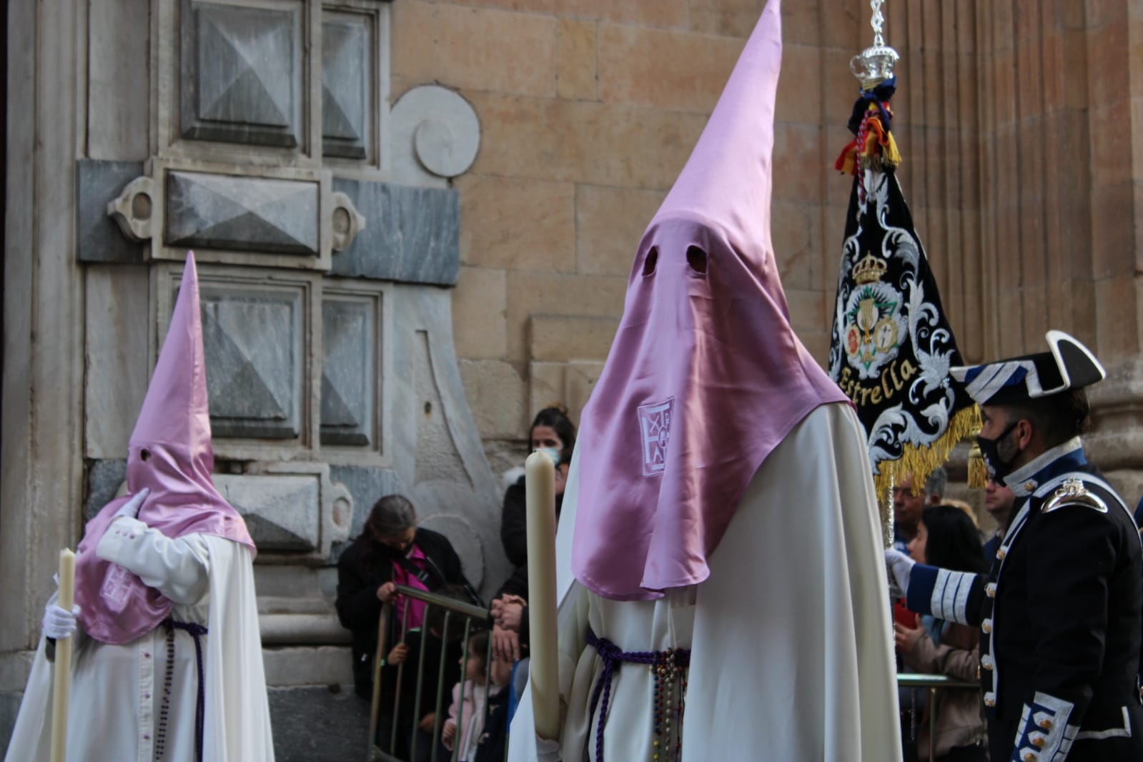 Una recogida Seráfica procesiona por Salamanca sin el paso de Jesús ante Pilatos