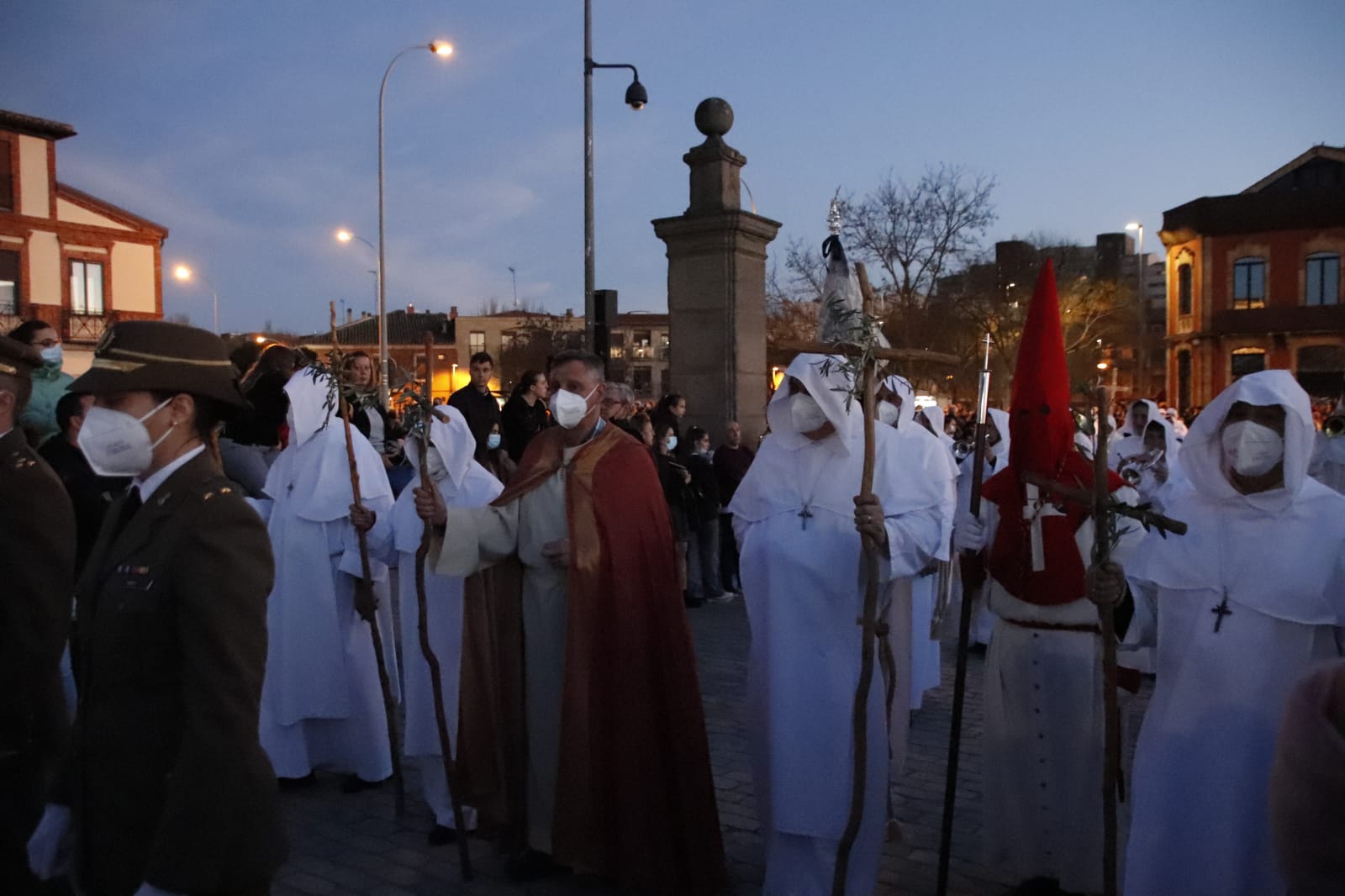  La procesión del Cristo del Amor y de la Paz ilumina a los salmantinos este Jueves Santo