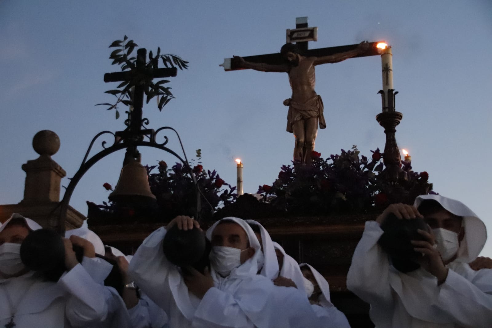  La procesión del Cristo del Amor y de la Paz ilumina a los salmantinos este Jueves Santo