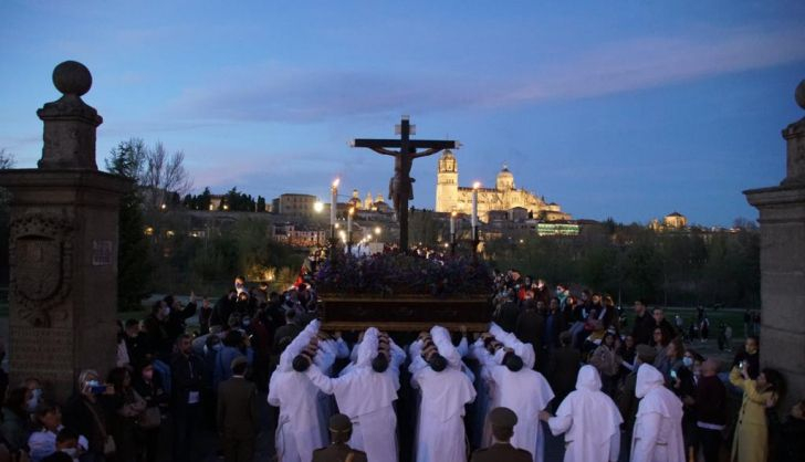 La procesión del Cristo del Amor y de la Paz ilumina a los salmantinos este Jueves Santo