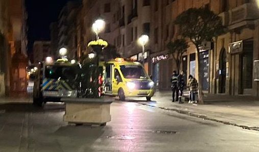 Policía Local y ambulancia en calle Zamora (3)