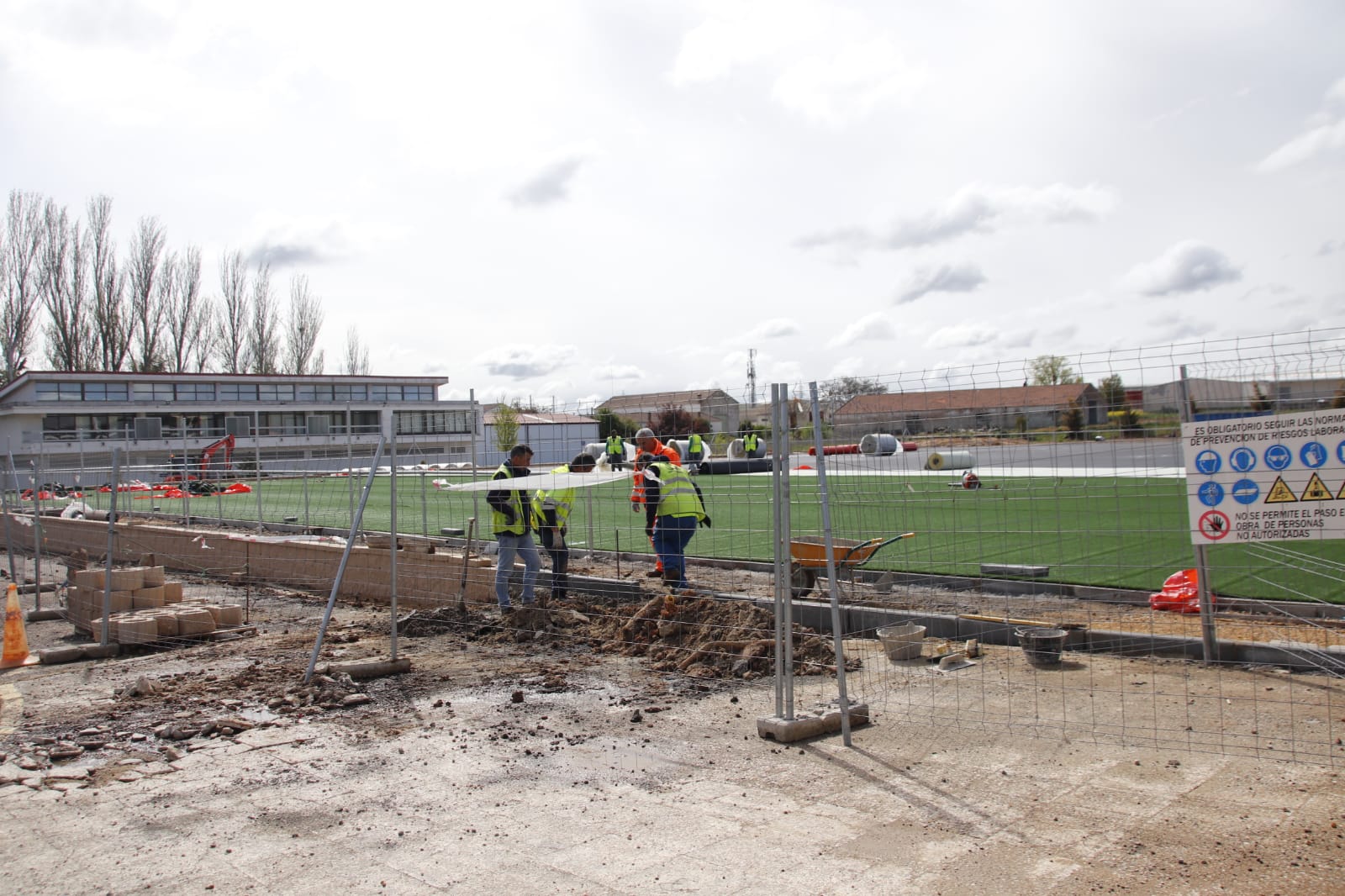 Instalación del césped artificial en los campos de fútbol 7 del Reina Sofía