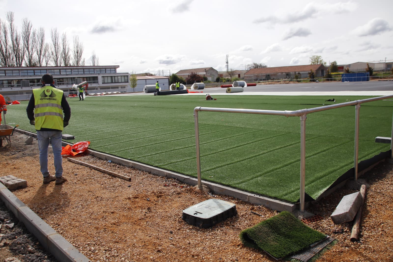 Instalación del césped artificial en los campos de fútbol 7 del Reina Sofía | FOTO SALAMANCA24HORAS.COM