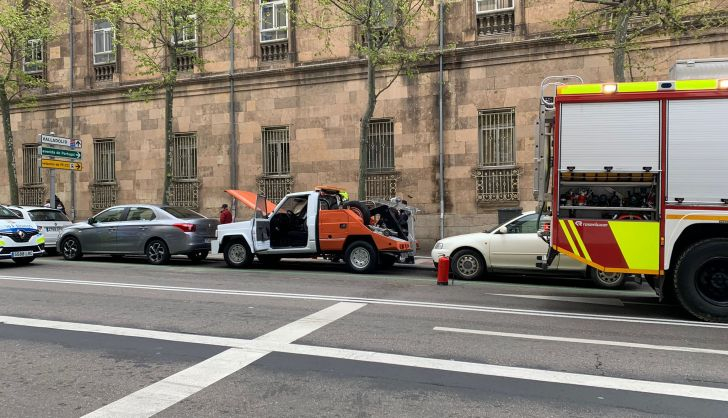 Bomberos sofocan el incendio originado en un vehículo en la calle María Auxiliadora (3)