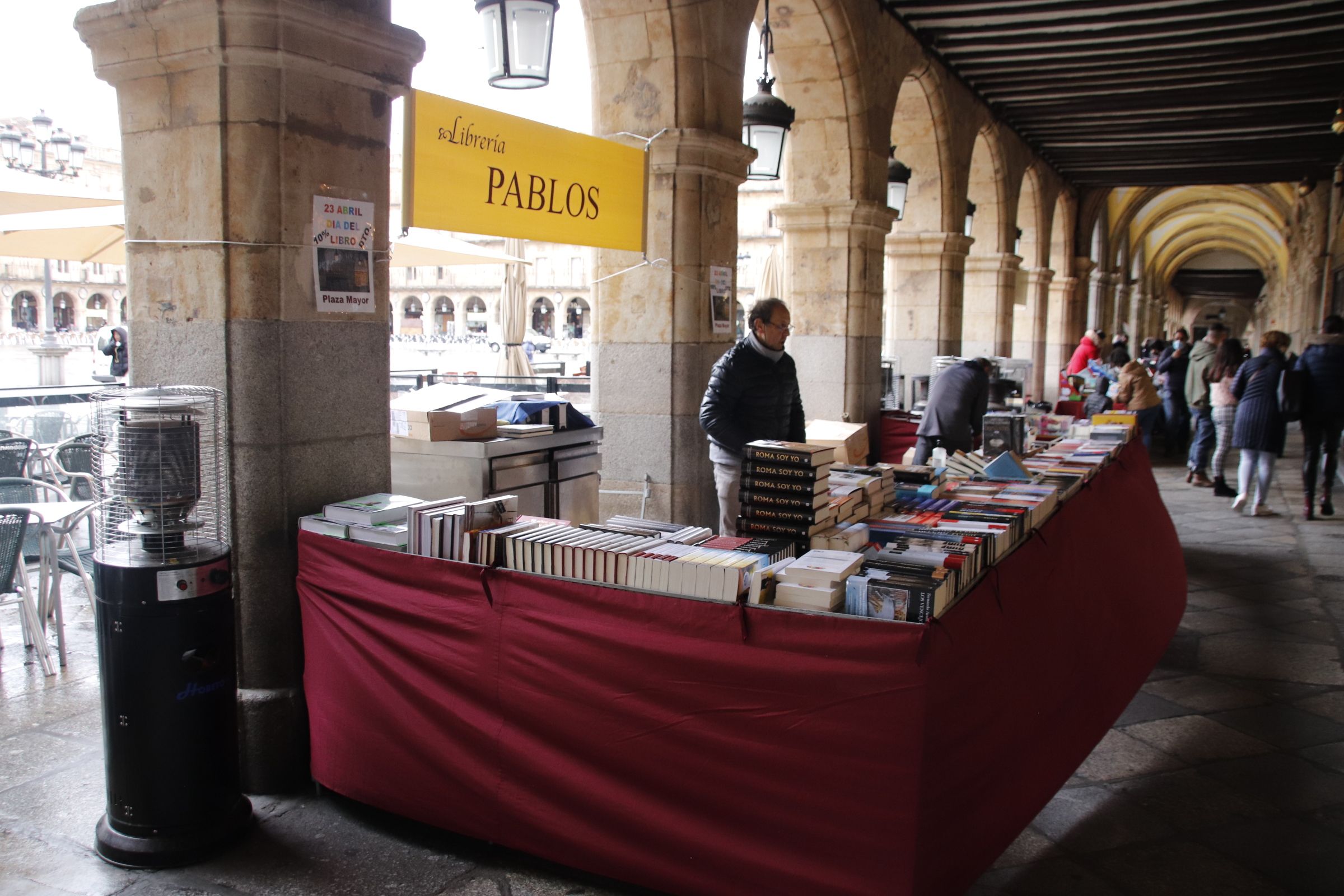 Vuelta del Día del Libro a los soportales de la Plaza Mayor