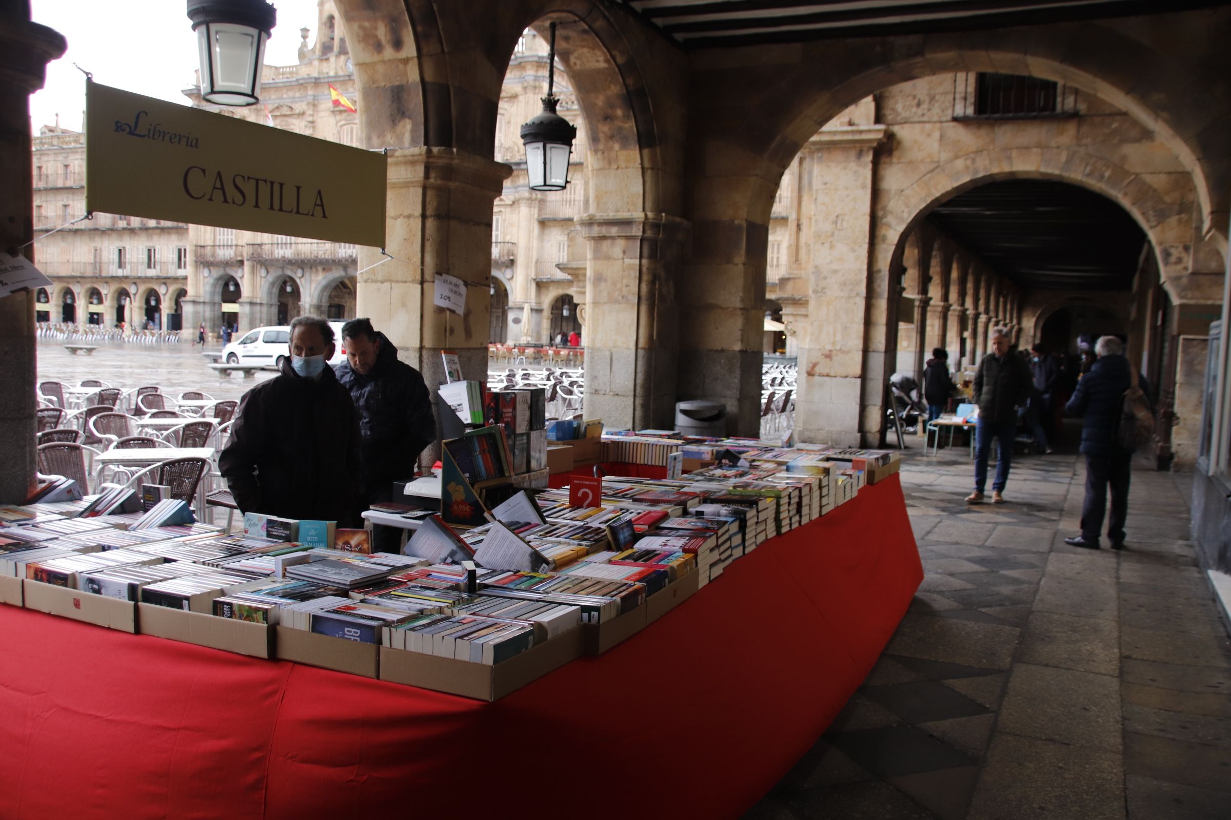 Vuelta del Día del Libro a los soportales de la Plaza Mayor