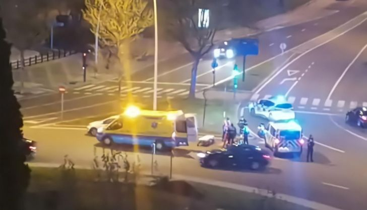 Un herido en una colisión entre una moto y un coche en la glorieta de Castilla y León 
