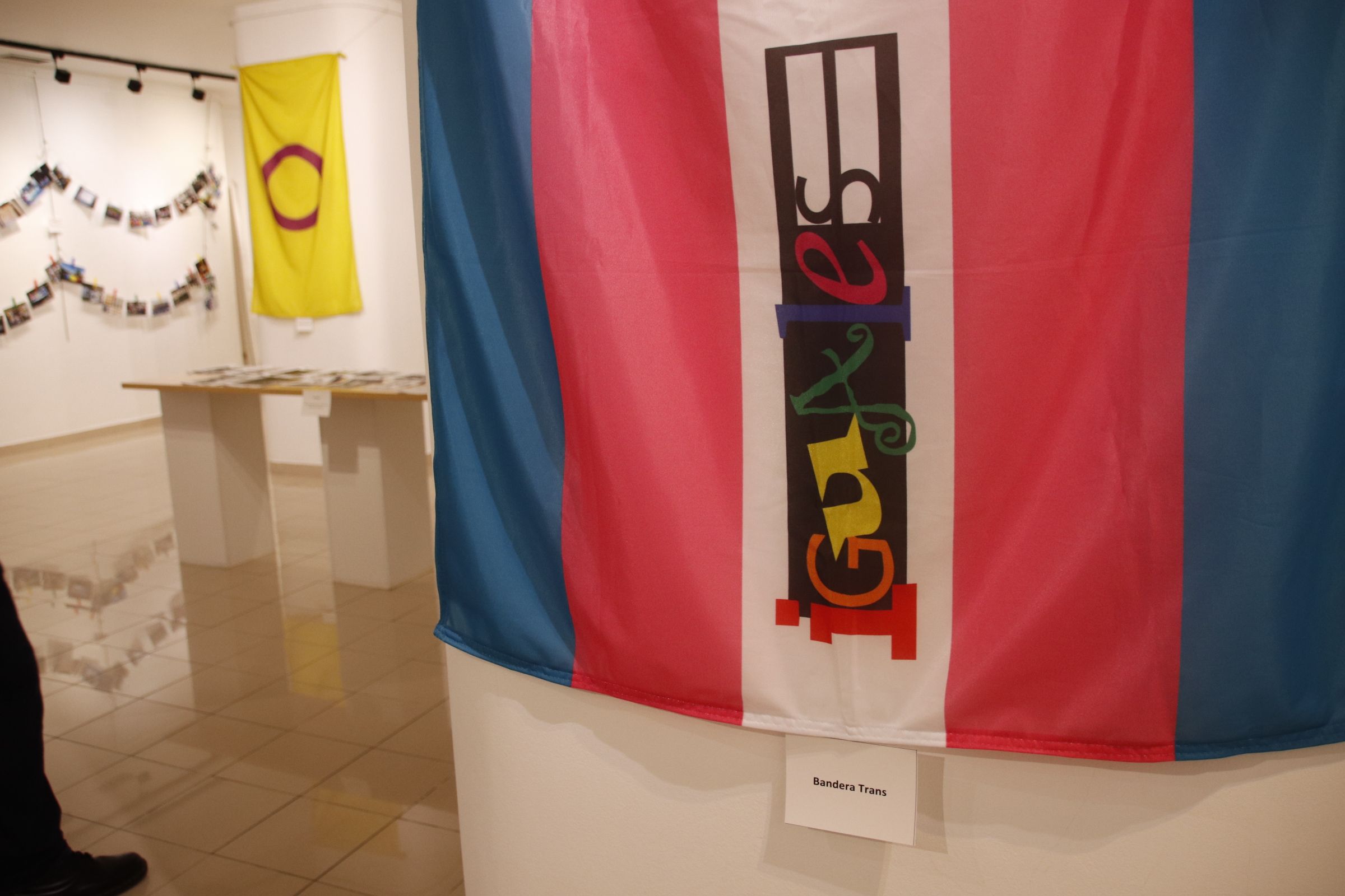 Ángel Fernández, inaugura la exposición ‘Iguales, 25 años de lucha LGTBI+ en Salamanca’