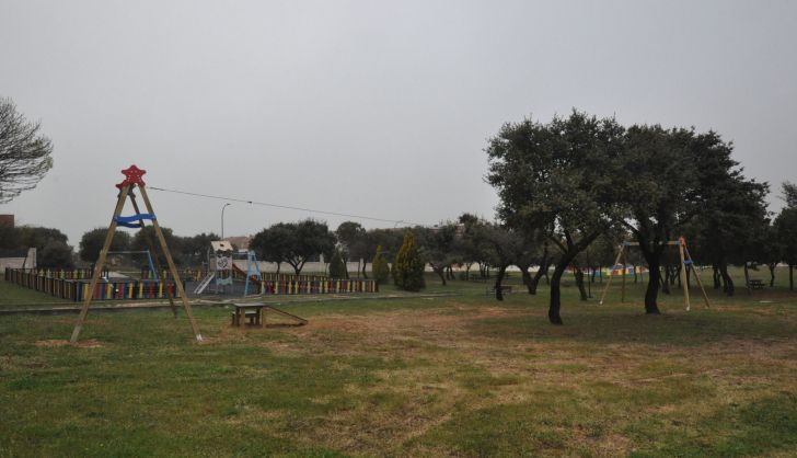 Carrascal de Barregas completa una de las zonas deportivas y de ocio más importantes del municipio con la instalación de una nueva tirolina