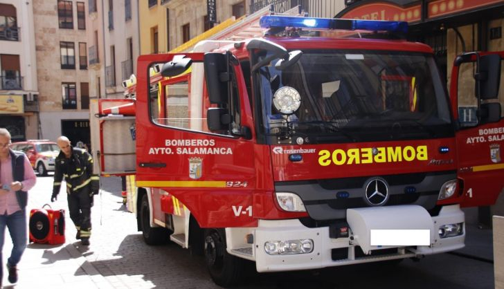 Momento en el que los bomberos sofocan un incendio declarado en un restaurante de la calle Sánchez Barbero durante la mañana de este domingo | Salamanca 24 Horas