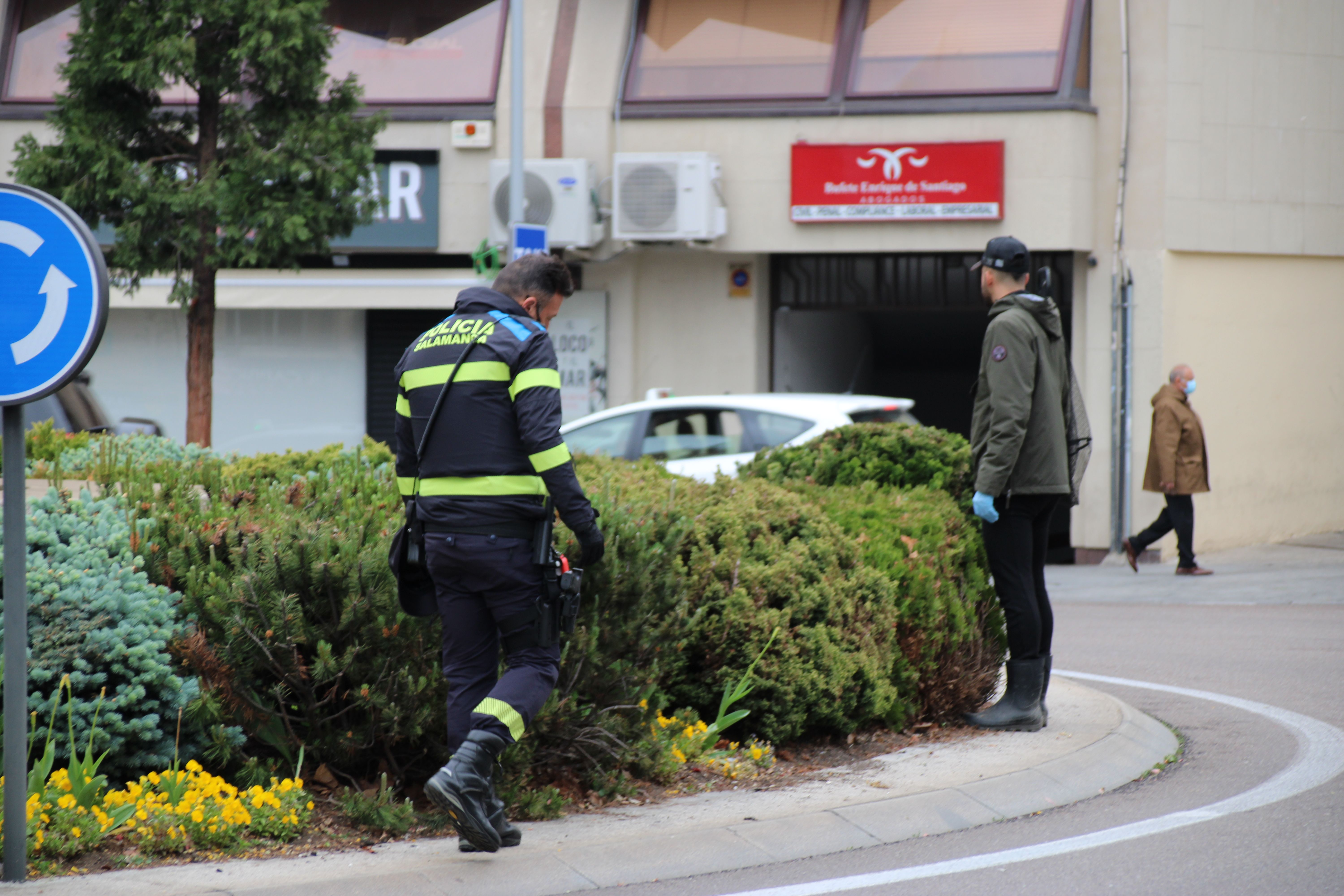 Arduo trabajo de la Policía Local para rescatar a una familia de patos en la fuente de la Puerta de Zamora