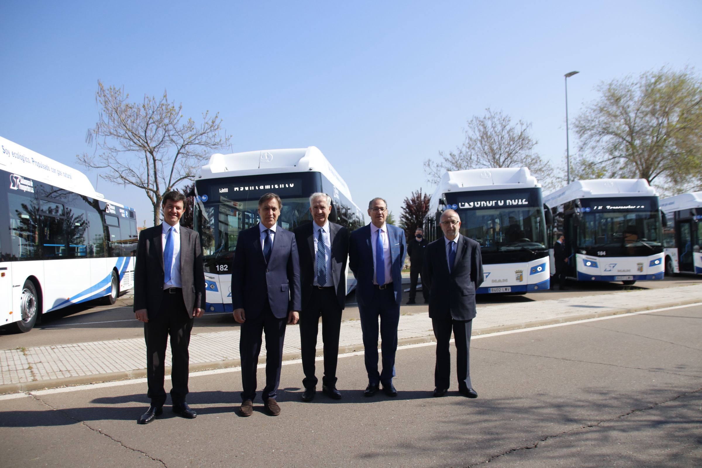 Carlos García Carbayo, presenta los nuevos autobuses del servicio municipal de transporte urbano