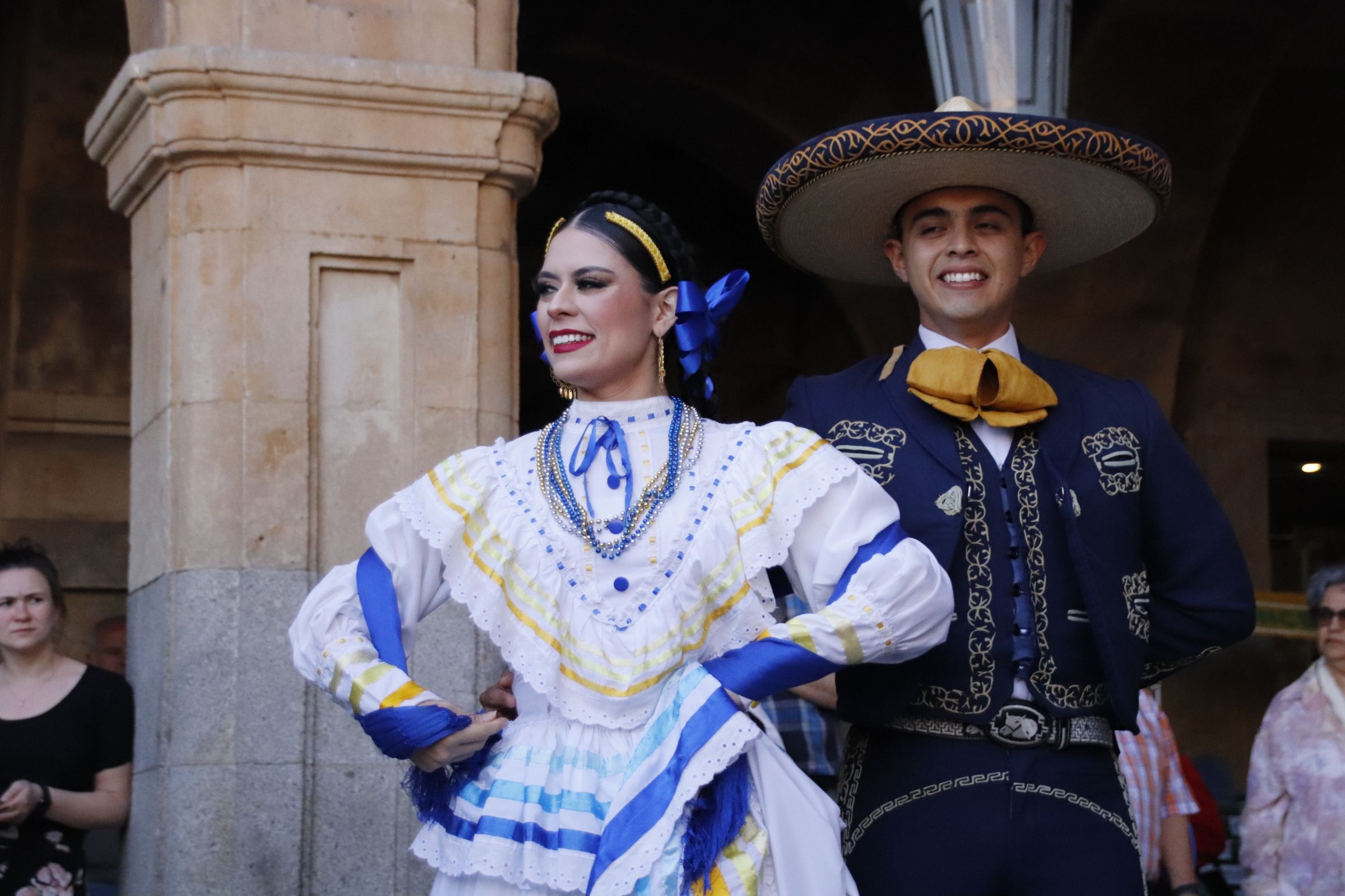 Callejoneada con la participación de mariachis y bailarines de Nuevo León