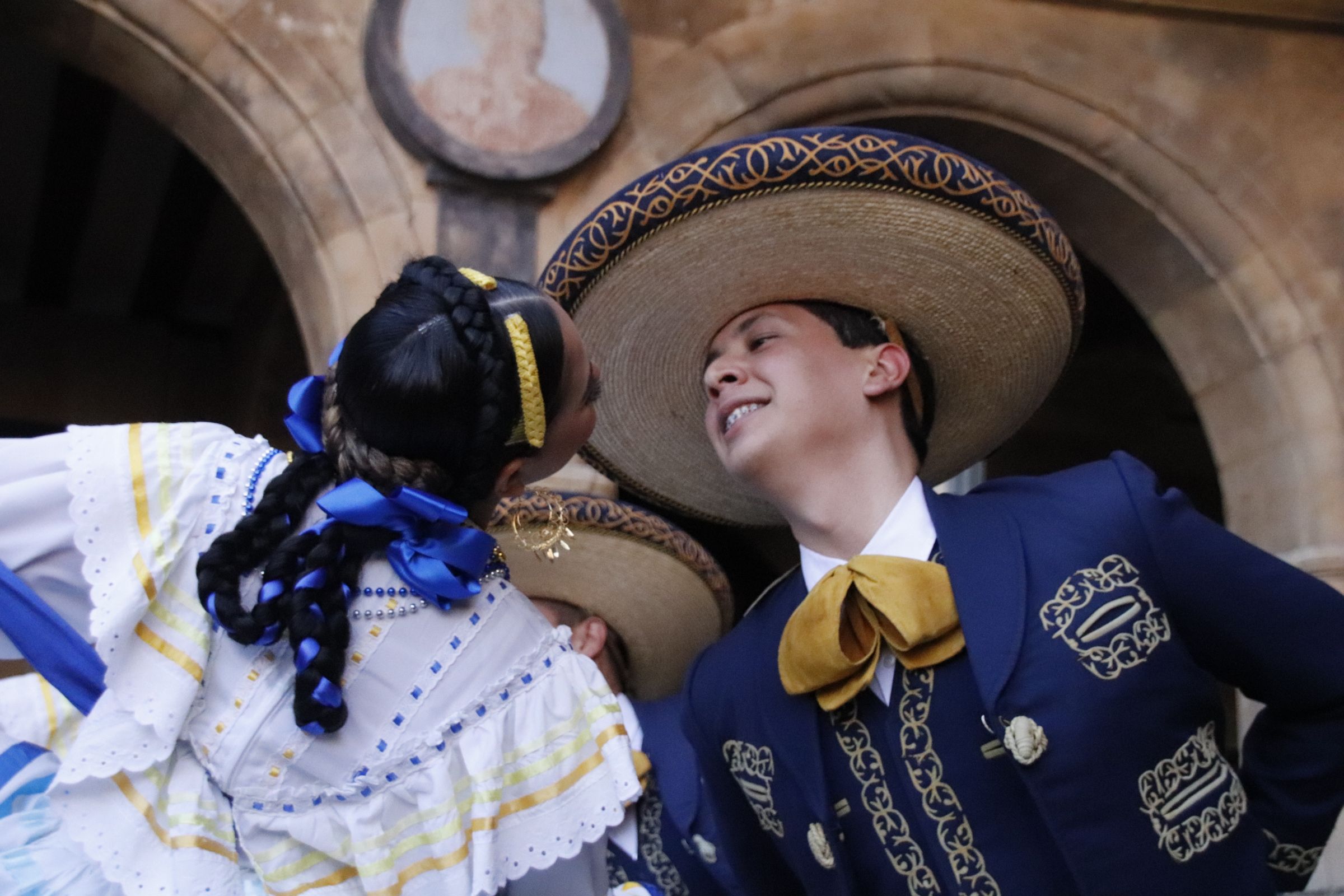 Callejoneada con la participación de mariachis y bailarines de Nuevo León