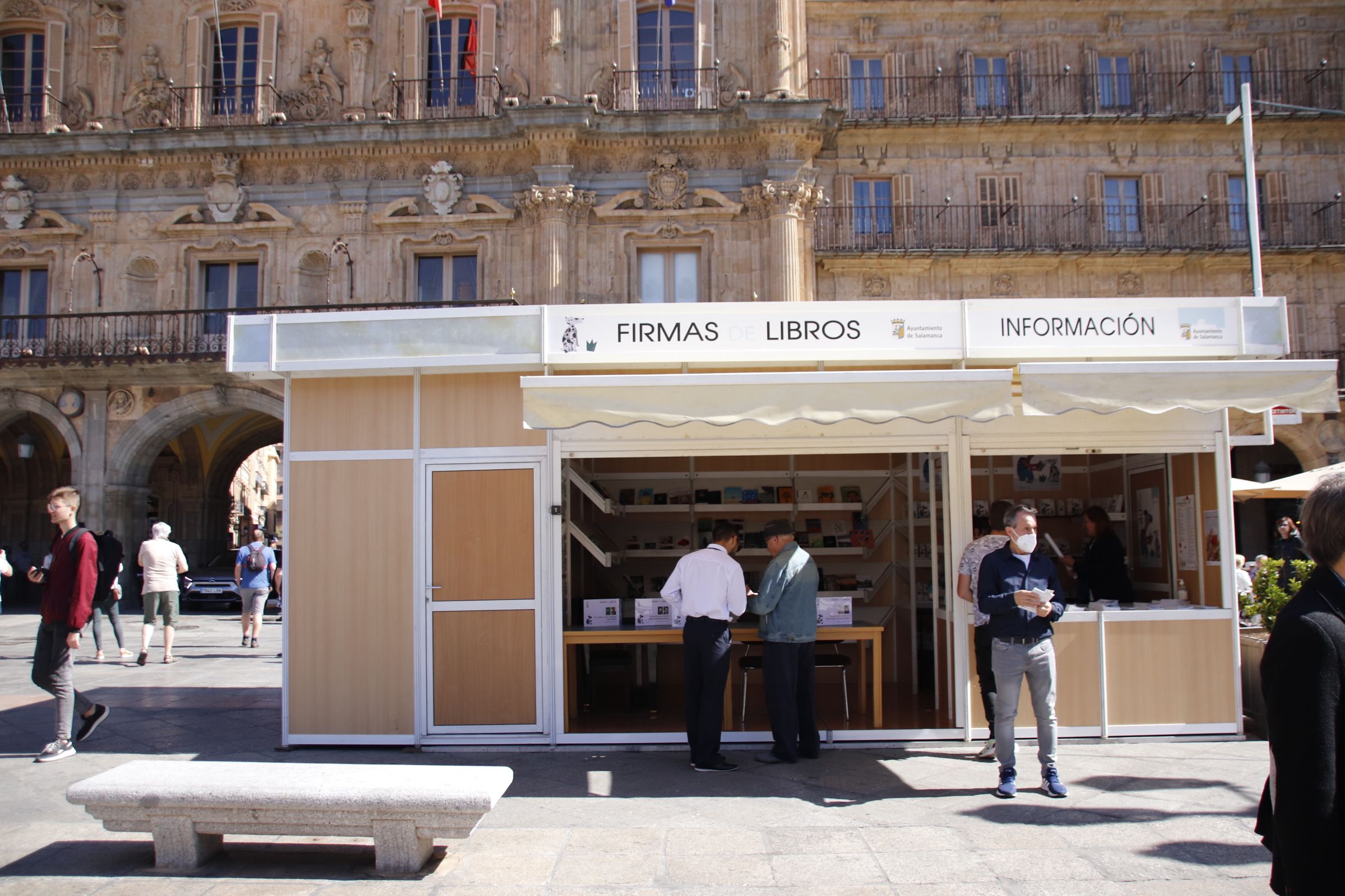 Inauguración de la Feria del Libro en la Plaza Mayor de Salamanca.