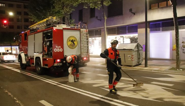 Dotación de bomberos presente en la calle María Auxiliadora por el vertido de gasoil | Salamanca 24 Horas