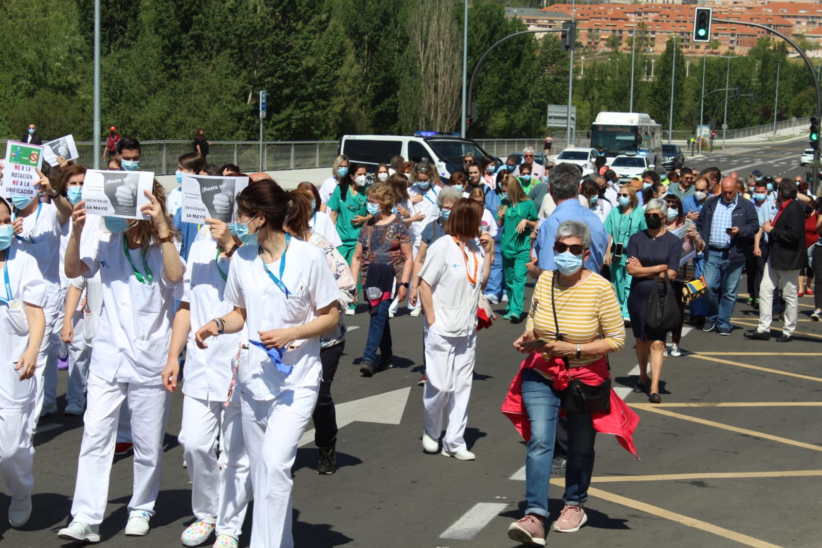 Sanitarios de Salamanca se concentran para pedir más personal en el hospital (1)