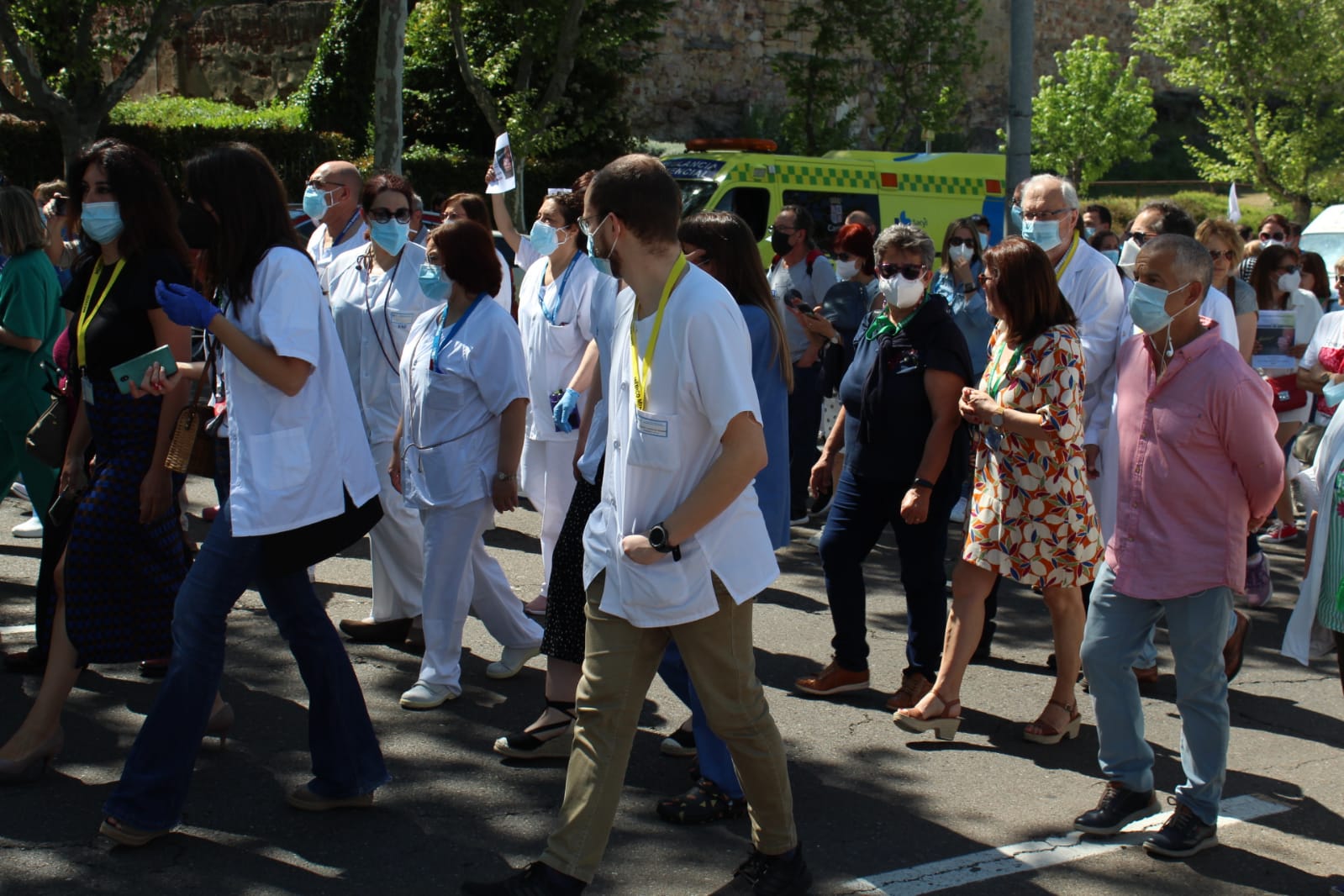 Sanitarios de Salamanca se concentran para pedir más personal en el hospital (3)