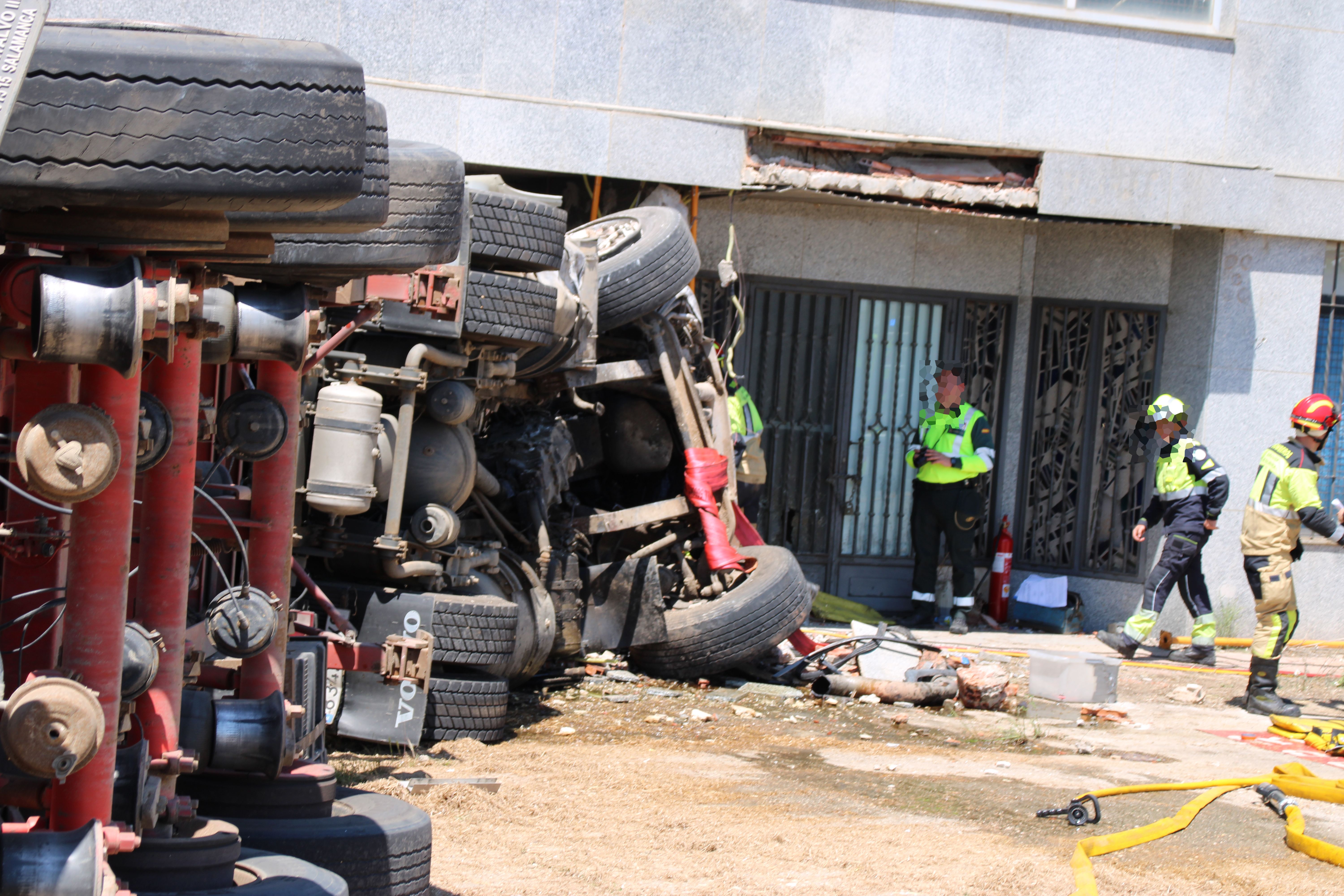 Un camión sufre un accidente en la carretera de Valladolid y acaba empotrado contra una nave abandonada (4)