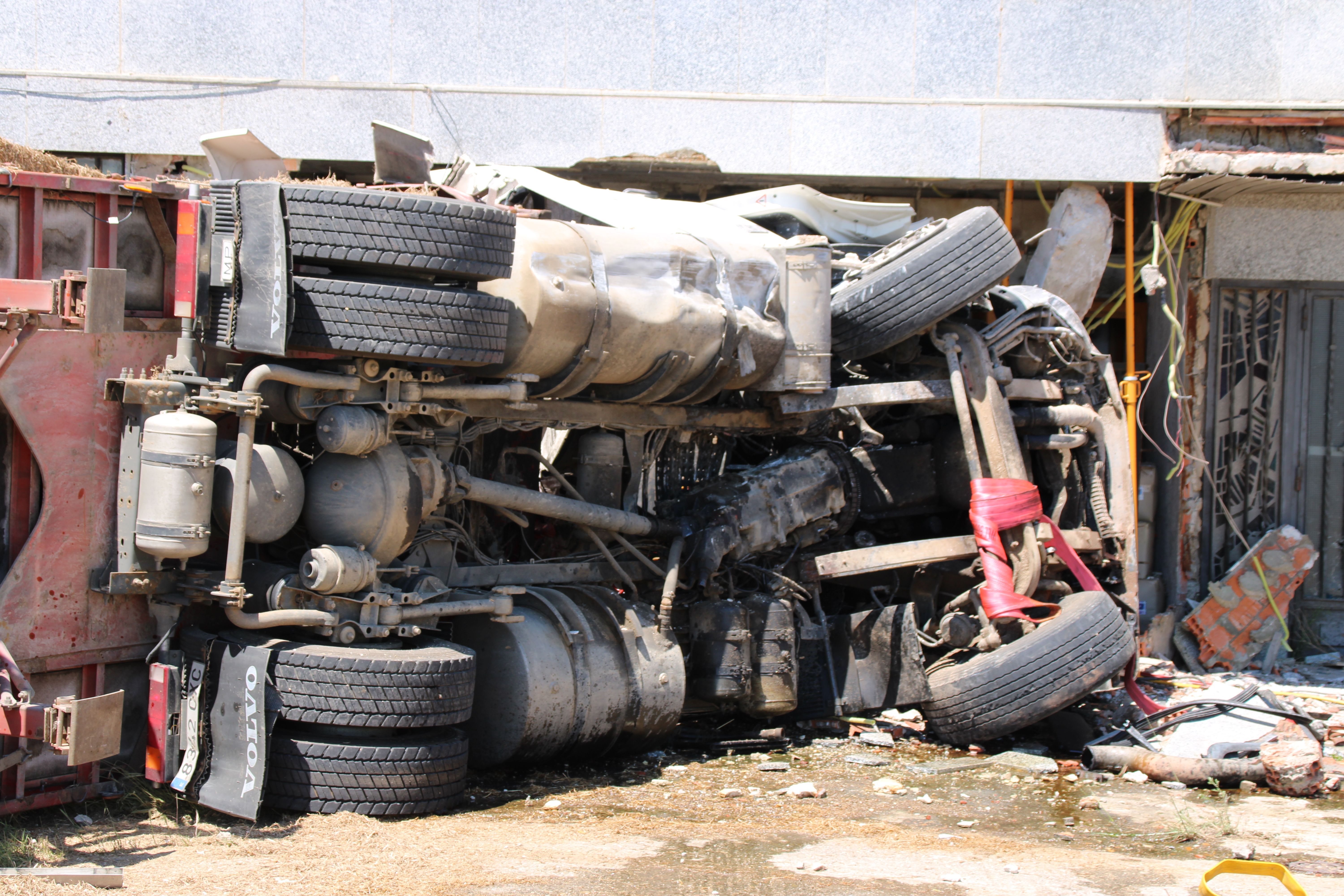 Un camión sufre un accidente en la carretera de Valladolid y acaba empotrado contra una nave abandonada (6)