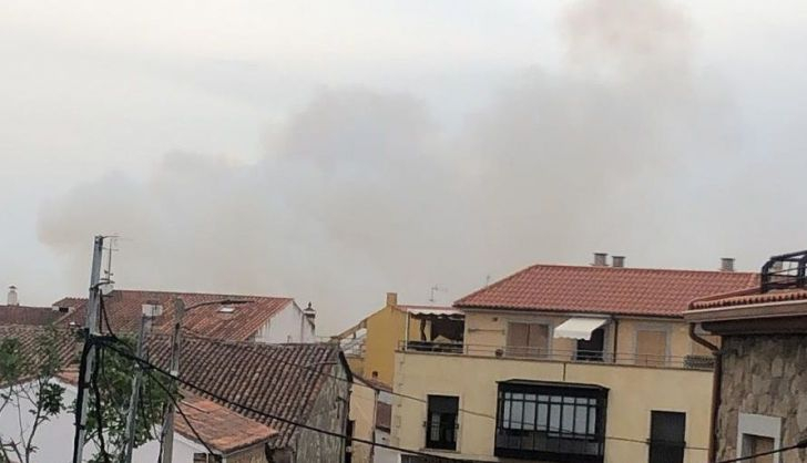 Gran nube de humo vista desde Cabrerizos