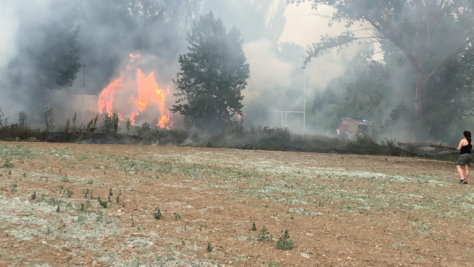 Los Bomberos de la Diputación sofocan un incendio en Cabrerizos (11)