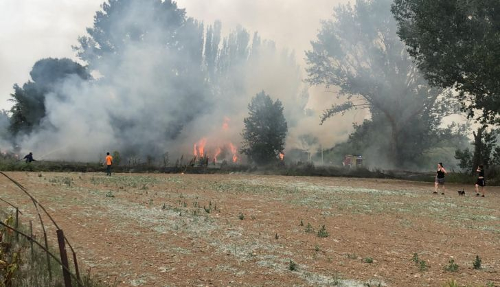 Declarado un notorio incendio en la ribera del Tormes en Cabrerizos