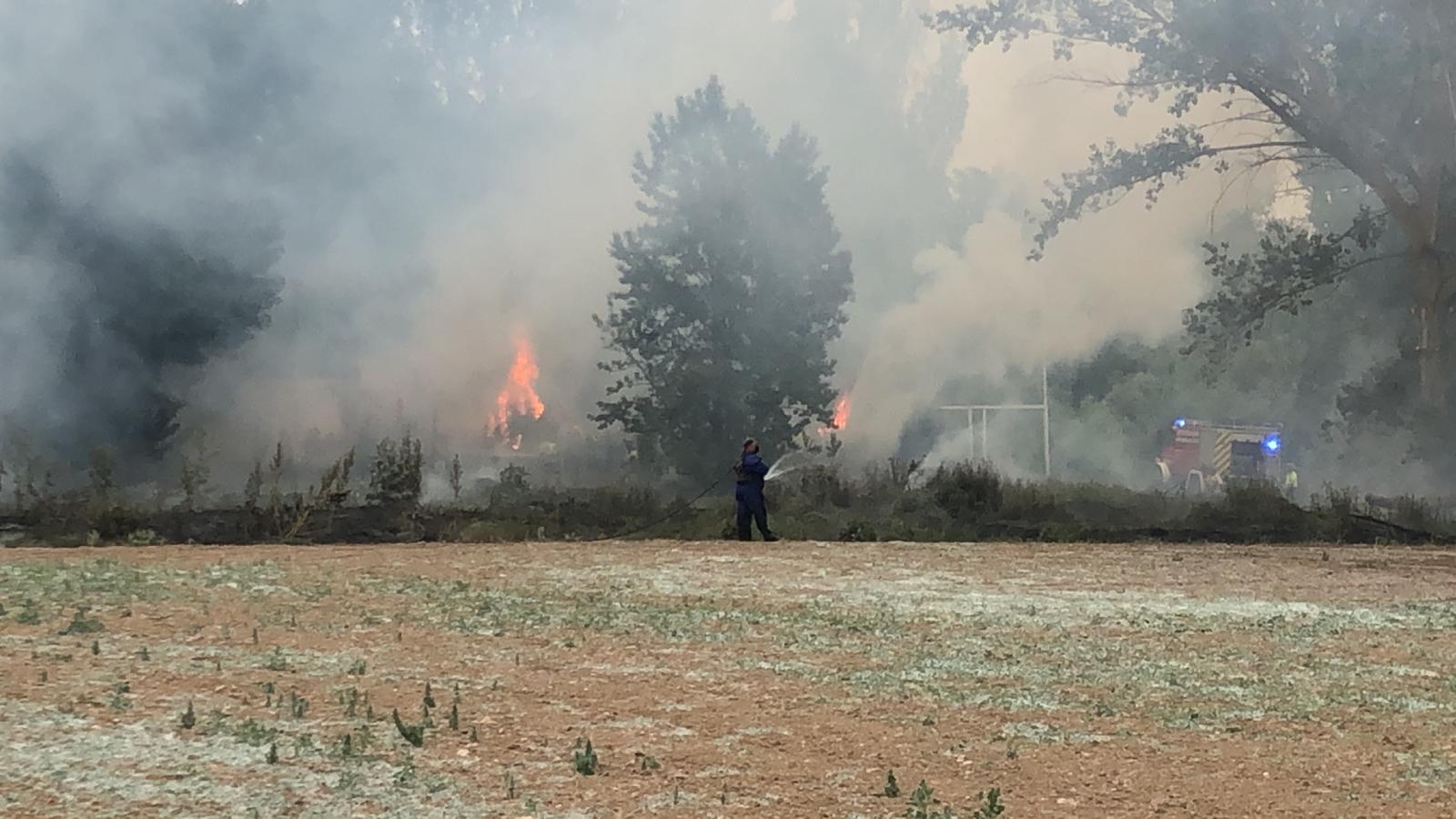 Los Bomberos de la Diputación sofocan un incendio en Cabrerizos (10)