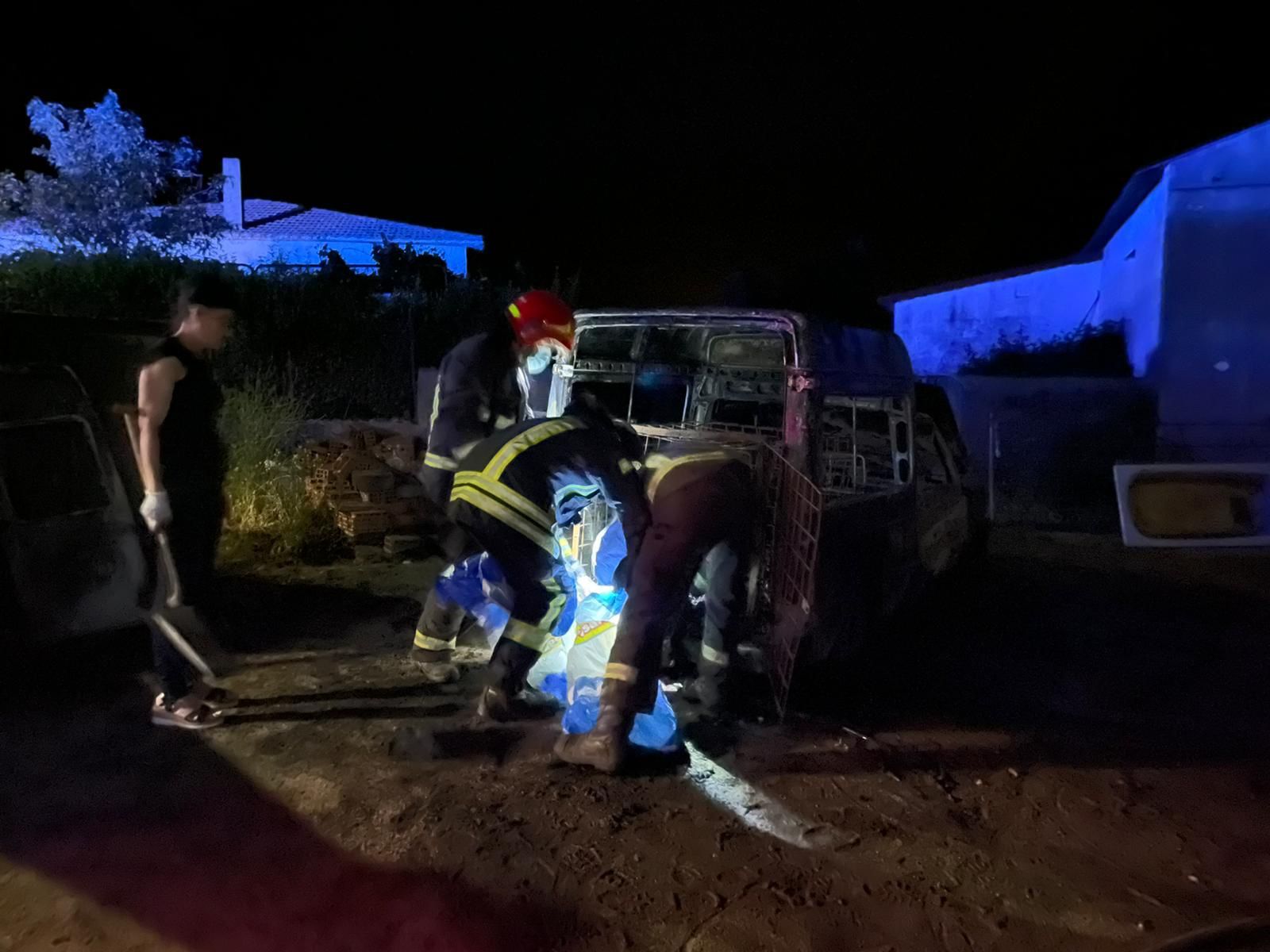 Incendio de una furgoneta que trasportaba perros en Monleras (6)