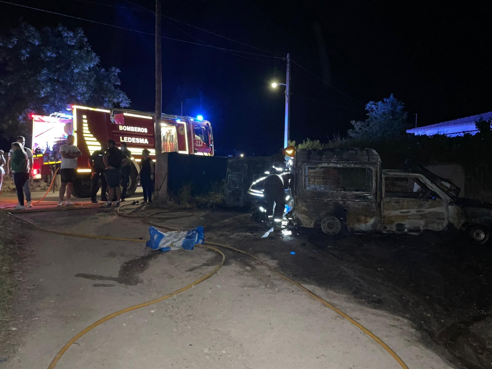 Incendio de una furgoneta que trasportaba perros en Monleras (4)