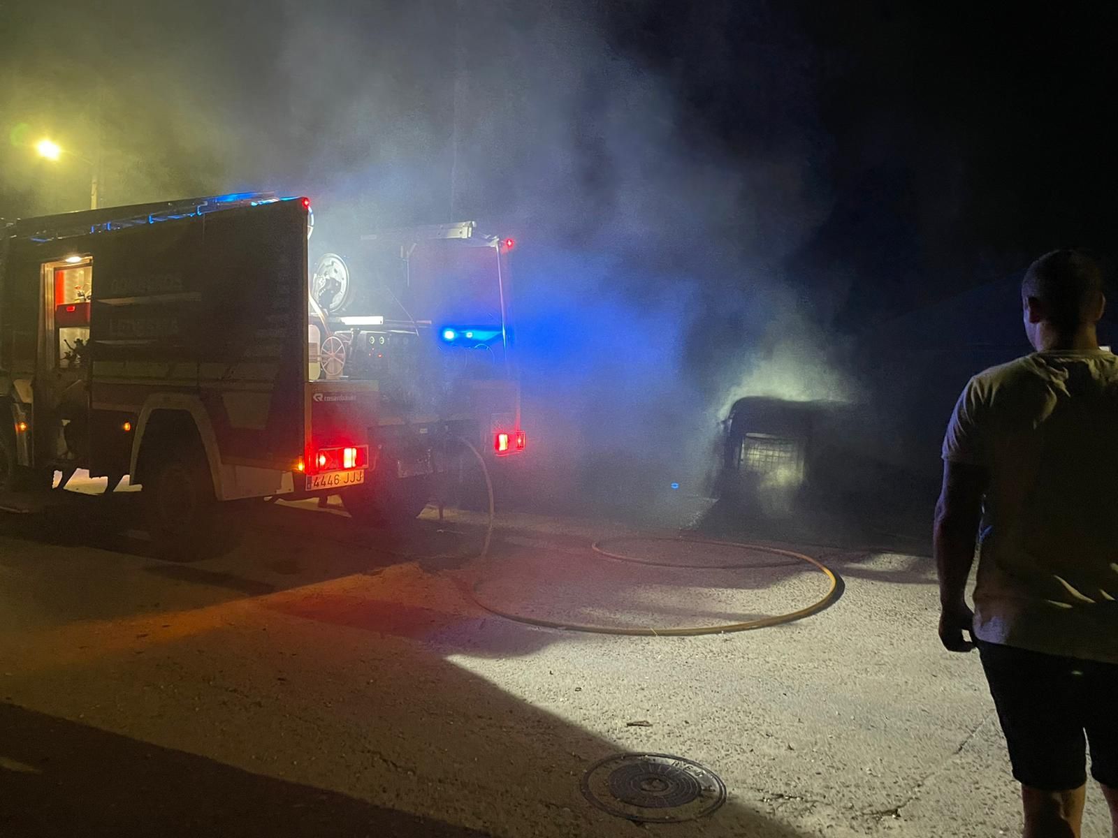 Incendio de una furgoneta que trasportaba perros en Monleras (5)