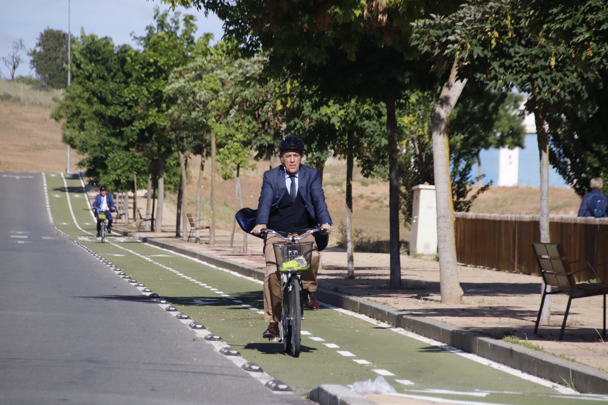 Carlos García Carbayo, visita el nuevo carril bici de los barrios trastormesinos