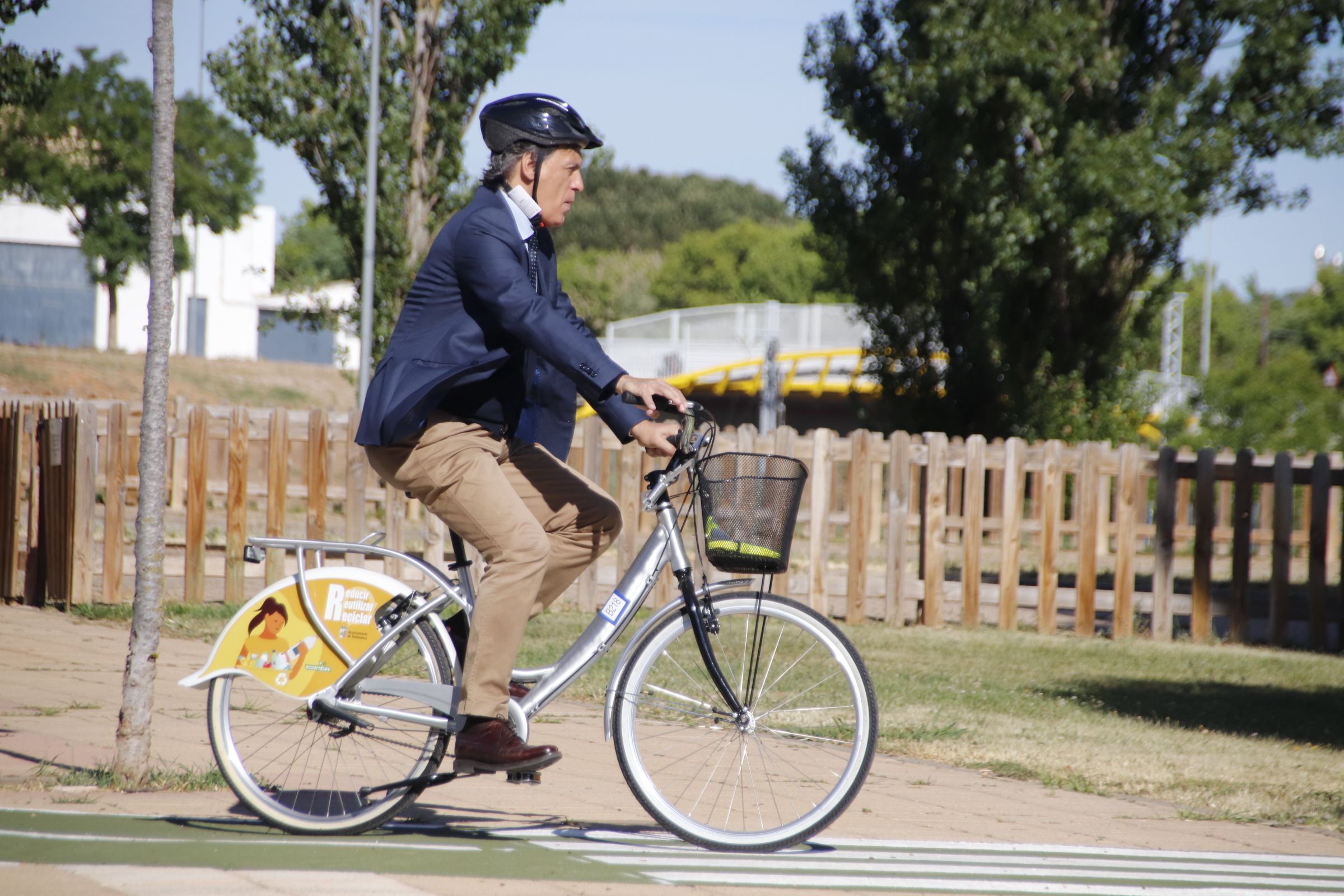 Carlos García Carbayo, visita el nuevo carril bici de los barrios trastormesinos
