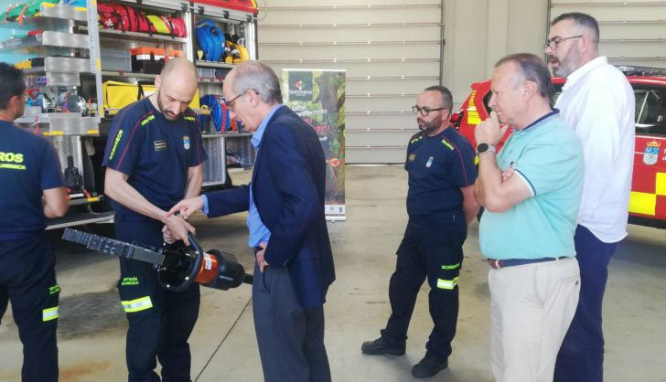Diputación, presentación nuevo cambión de bomberos (4)