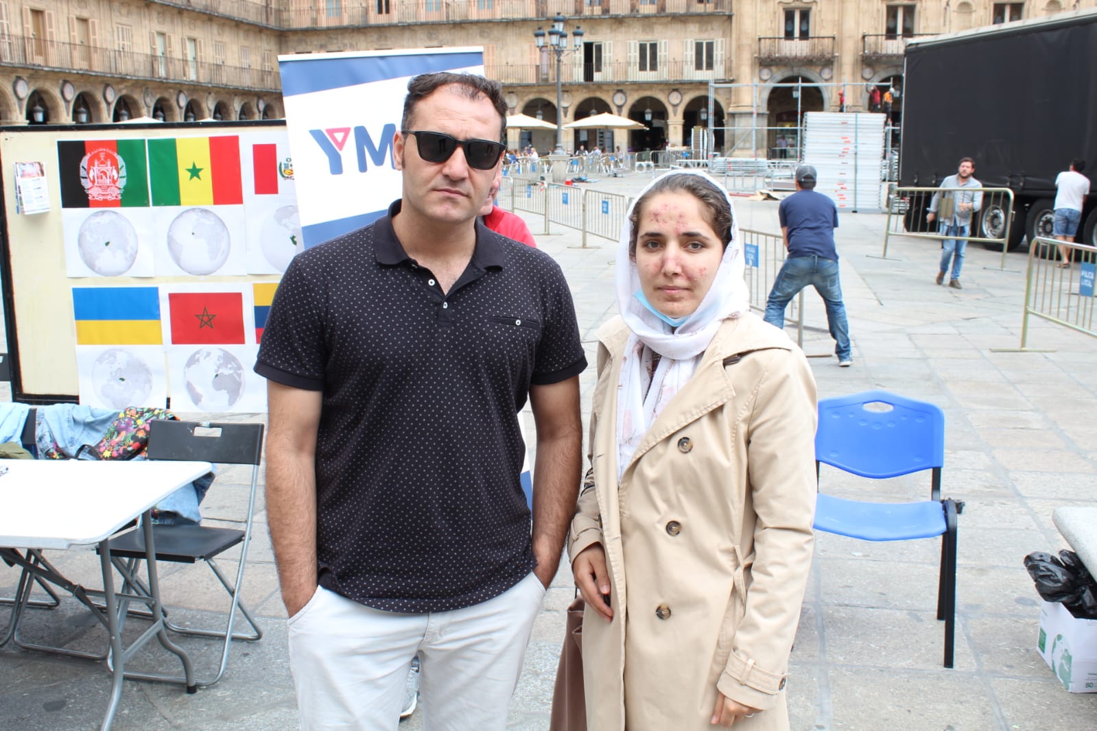 Masooda Momand, junto a su marido en la Plaza Mayor de Salamanca. Foto S24H.