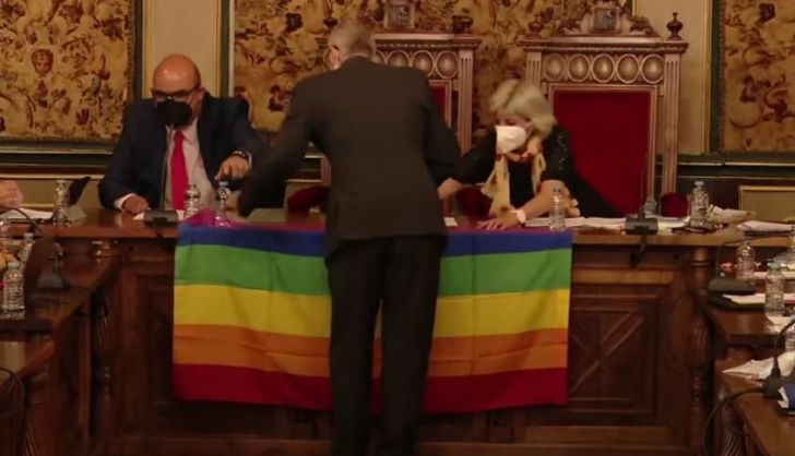 Bandera LGTBI en la Diputación, Javier Iglesias coloca la bandera 